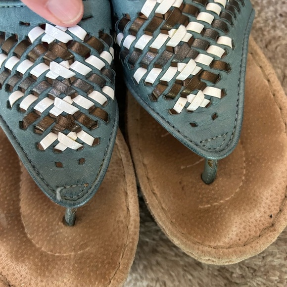 Clark’s Artisan woven leather comfort sandal. Vacation. Beach. EUC. Cushion! Sz7 - Picture 6 of 9